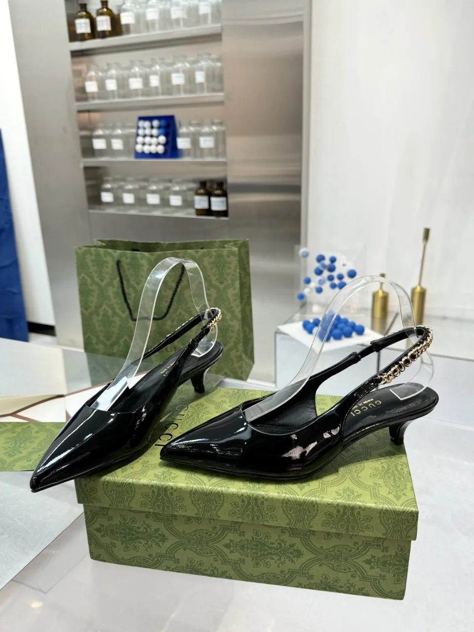 👟👟Ex-factory price 440👟👟 (genuine leather sole +40) Gucci Signoria pumps are named after the central square of Florence, recreating the classic and elegant style of the birthplace of the brand. Combining shiny patent leather with a pointed toe, these shoes are embellished with Gucci's signature chain, adding a stylish edge to your new season wardrobe. Upper: Made of first-layer imported patent cowhide/sheepskin lining. Outsole: rubber non-slip outsole/genuine leather outsole. Size: 35-42 (34/41 42 customized, non-refundable)